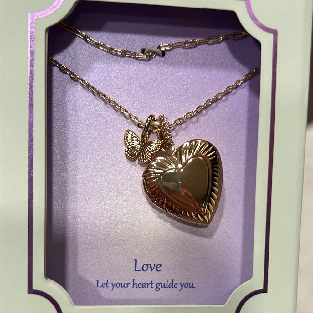 ❤️Forever Close❤️ Gold Heart Locket - Picture 2 of 4